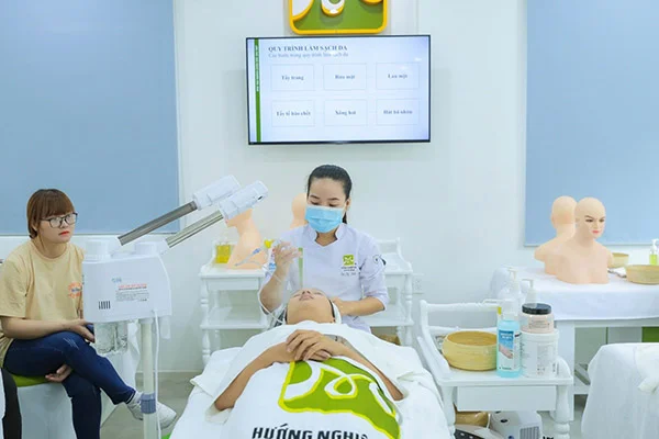 khách hàng có cơ hội quan sát quy trình làm việc ở khoảng cách gần