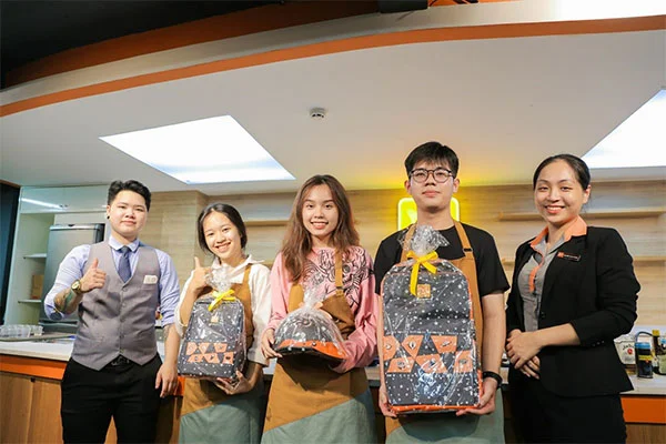 niềm vui khi nhận quà từ ban tổ chức