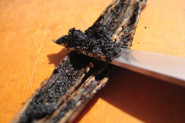 Phần hạt đen dùng để tạo mùi thơm