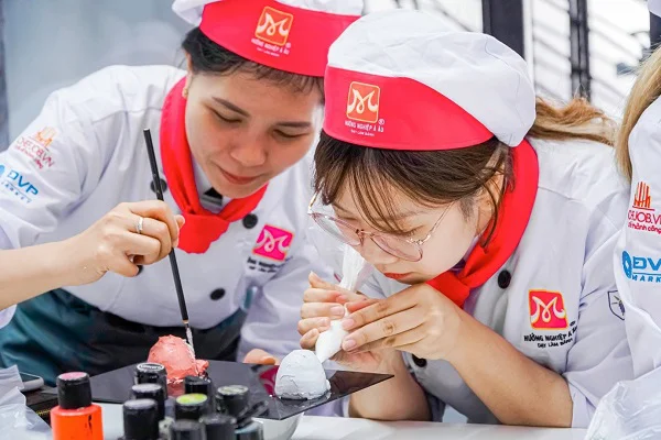 tỉ mỉ trong từng thao tác thực hiện