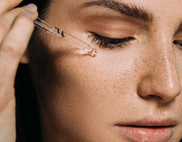 khi-bat-dau-dung-tranexamic-acid-can-chon-nong-do-thap-va-patch-test-de-xem-co-kich-ung-khong