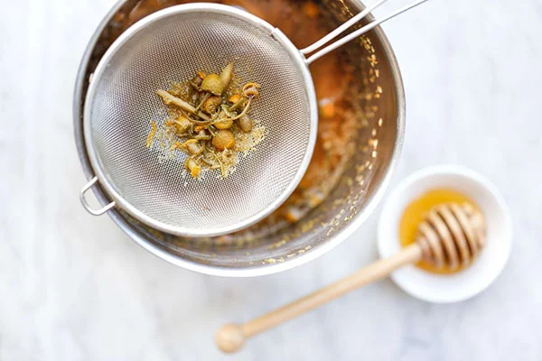 Dùng rây để loại bỏ bã