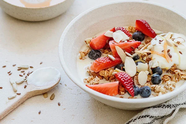 ngũ cốc hòa vào sữa chua