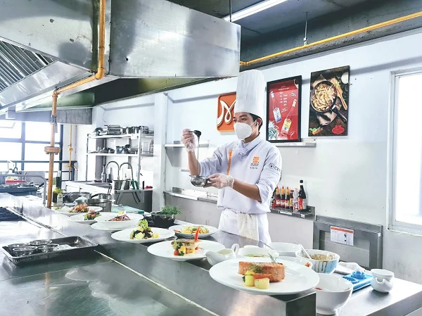 giảng viên hướng dẫn chi tiết từng công đoạn