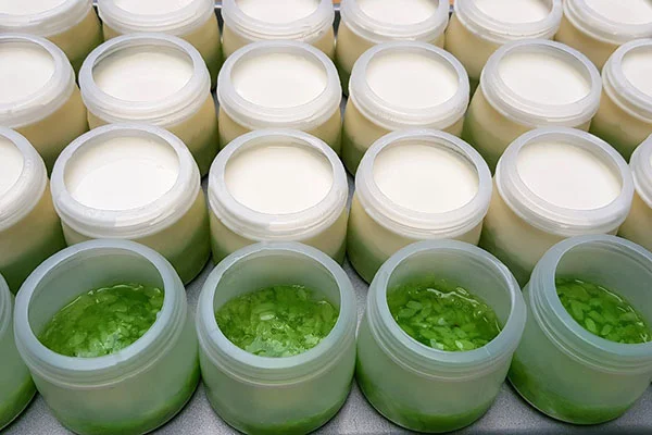 Lượng sữa chua và cốm trong hũ