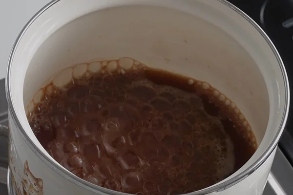 Nấu nước đường để trộn bột