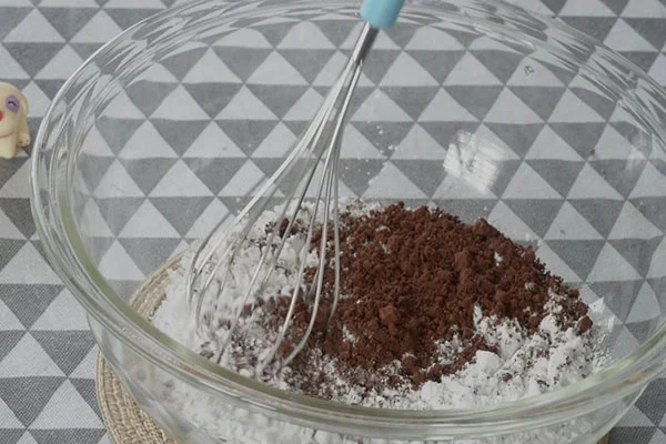 Trộn đều hỗn hợp bột