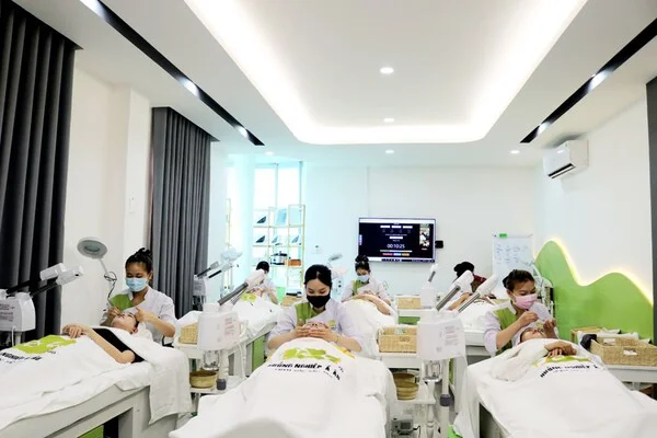 khóa học kỹ thuật viên spa quản lý spa tại hướng nghiệp á âu