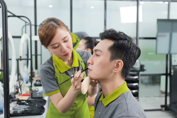Làm Makeup Học Ngành Gì?