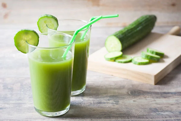 Ly nước ép hấp dẫn với màu xanh mát mắt