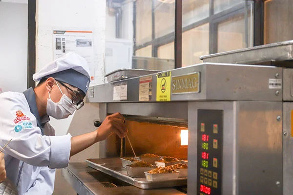 bánh cần trải qua nhiều công đoạn