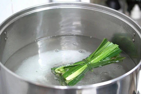 Lá dứa giúp món sữa có mùi thơm