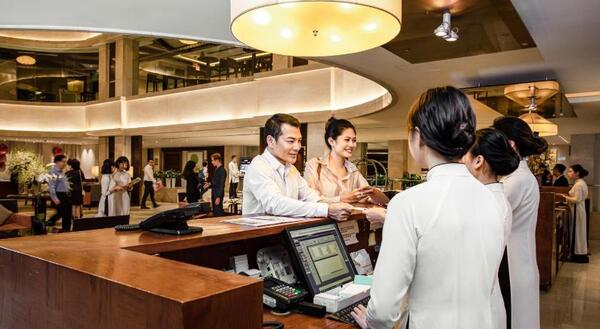 mức lương lễ tân khách sạn bao nhiêu