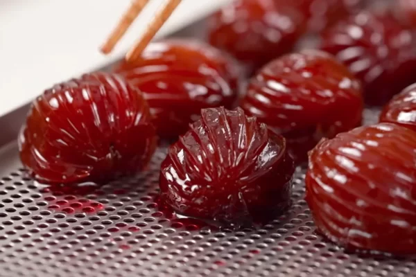 Rưới nước xốt đường lên mận