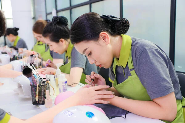 khoa-hoc-nail-huong-nghiep-a-au khóa học nail Hướng Nghiệp Á Âu