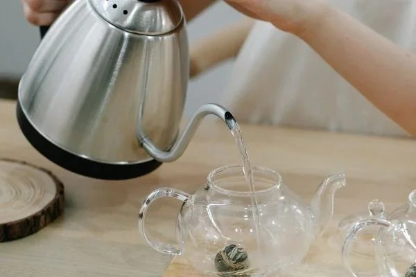 Tráng ấm trà trước khi pha