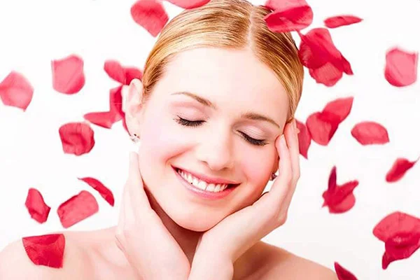 Uống trà hoa hồng giúp làn da của bạn săn chắc