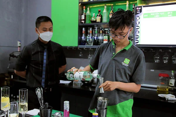 Giảng viên theo sát để kịp thời