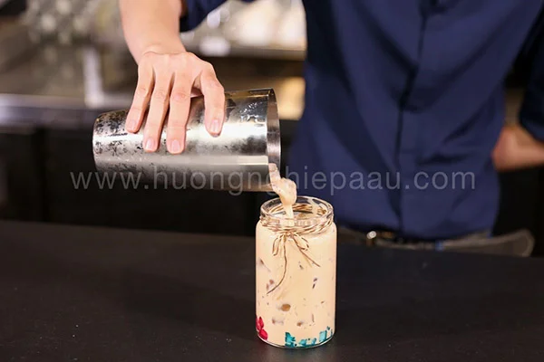 Sử dụng bình lắc