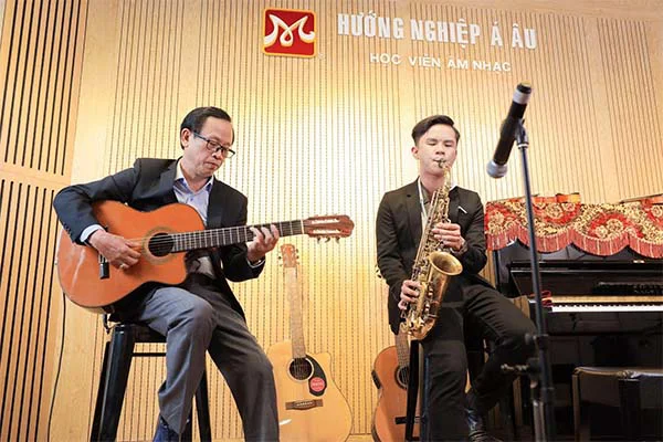 các bản độc tấu và hòa tấu vang lên trong không gian phòng biểu diễn