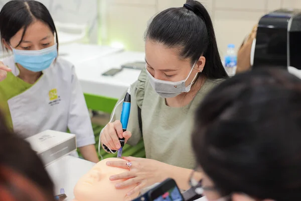 giảng viên thị phạm thao tác vi điểm