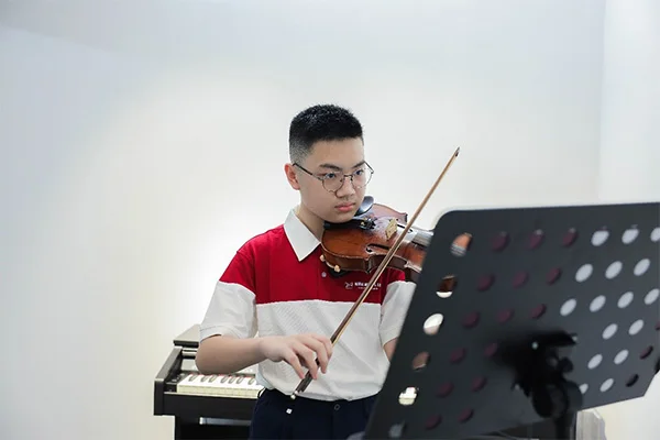 hình thành tư thế đúng khi chơi là một trong những cách tự học đúng đắn