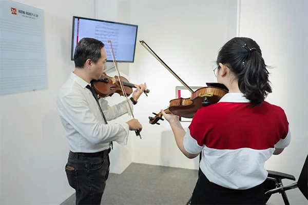 học với giảng viên sẽ giúp bạn tiếp thu nhanh hơn