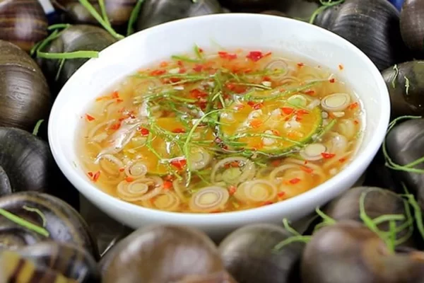 Làm nước chấm cùng ốc