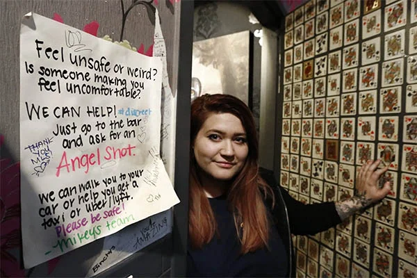 “mật mã” angle shot được dán