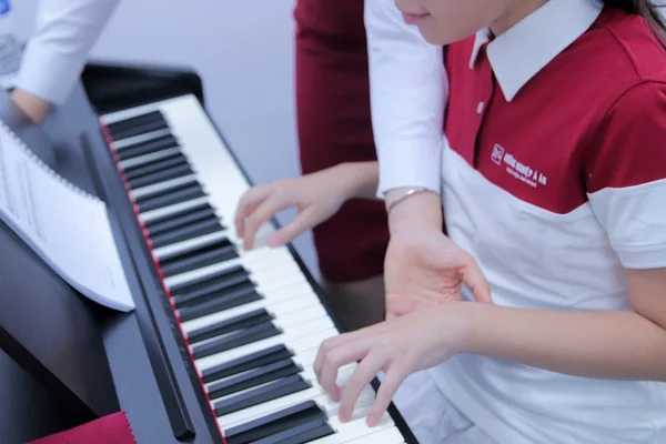 được hướng dẫn cách nâng cổ tay và giữ ngon tay bấm phím đúng tư thế