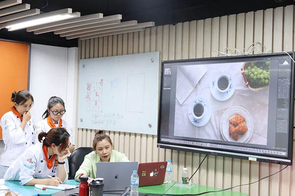 giảng viên chỉ ra các lỗi cơ bản trong thành phẩm để các bạn học viện rút ra kinh nghiệm