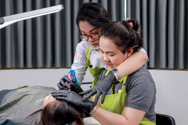 nên học makeup hay phun xăm thẩm mỹ