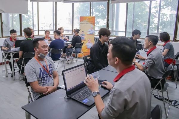 ứng viên tham gia tuyển dụng trong ngày hội