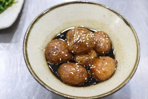 khoai tây bi dẻo bùi thấm đều vị nước tương