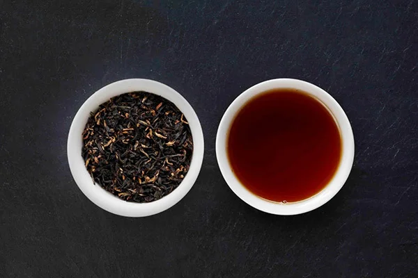 Trà khi pha nước có màu đỏ