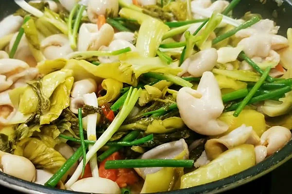 Xào các nguyên liệu với nhau