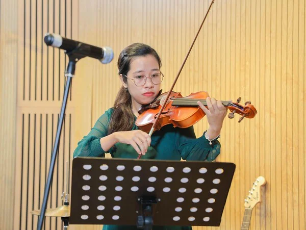 học viên băng trâm biểu diễn tại học viện âm nhạc á âu