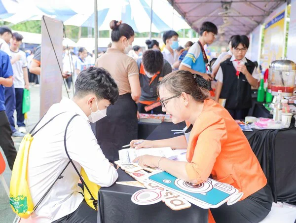 tư vấn viên chia sẻ cụ thể về chương trình học cet cho học sinh