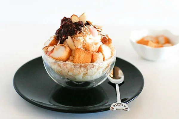 Bing su đậu đỏ với bánh gạo injeolmi