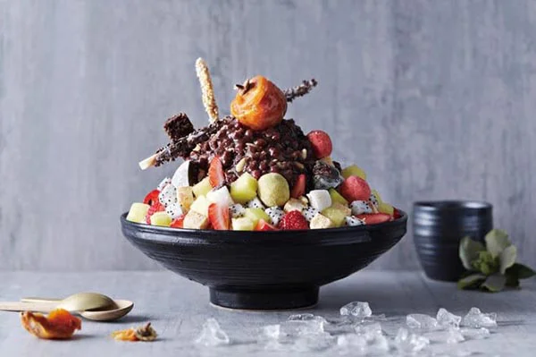 Bingsu đậu đỏ ăn kèm với trái cây
