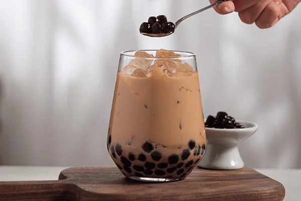 Cho phần trân châu đã nấu lên bề mặt ly