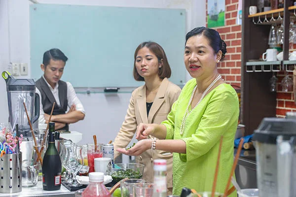 Giảng viên thị phạm thao tác