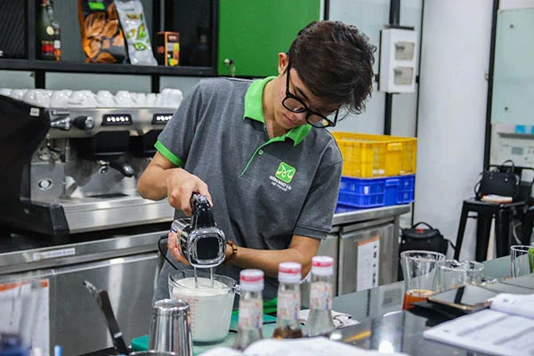 Học viên thực hành đánh macchiato sánh mịn