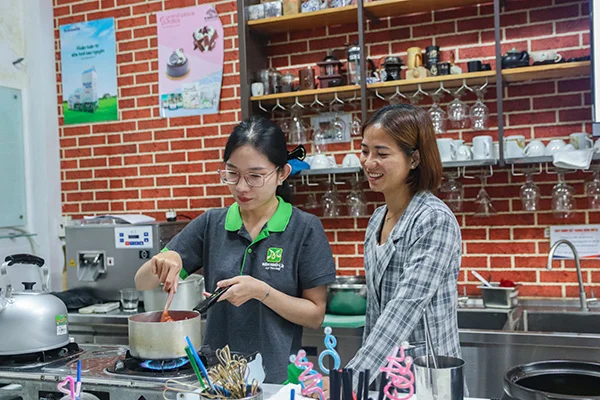 Học viên thực hành làm mứt trái cây tự nhiên