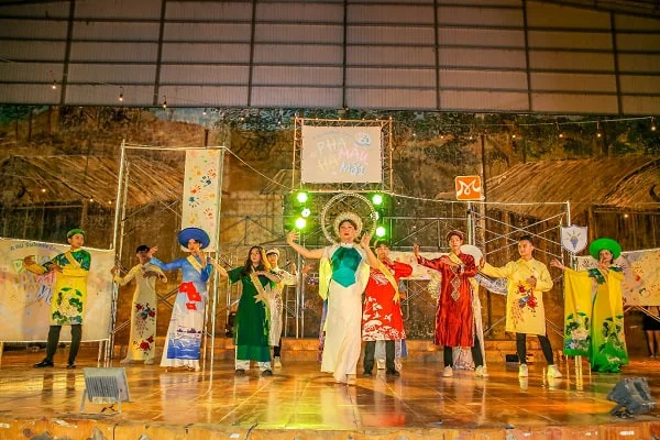 phần thi trang phục áo dài của thí sinh