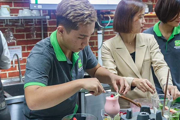 Học viên trổ tài pha chế