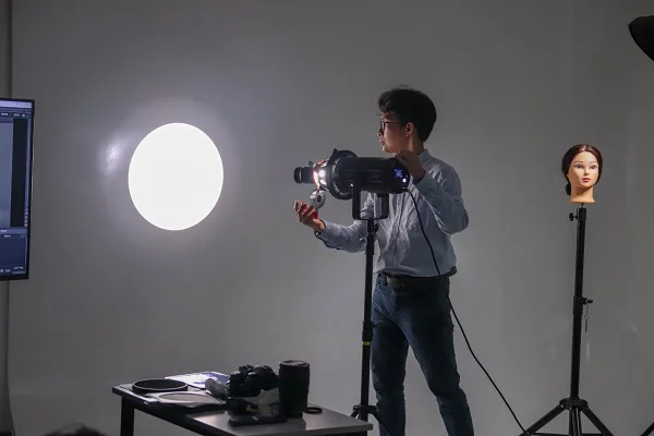 giảng viên hướng dẫn sử dụng gobo