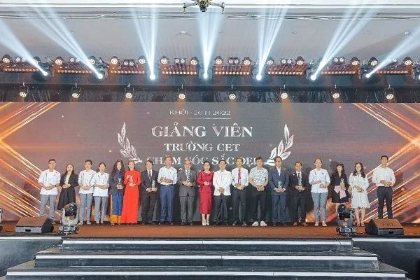 giảng viên nhận kỷ niệm chương