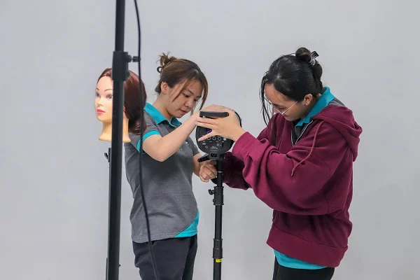 học viên gắn đèn vào chân đứng