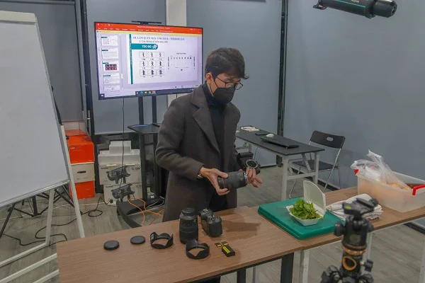 tháo lắp ống kính vào máy ảnh